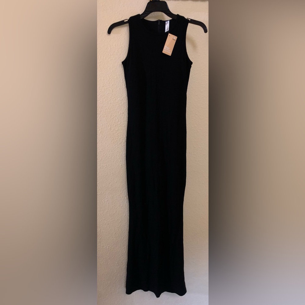 Sleek Black Sleeveless Maxi Dress